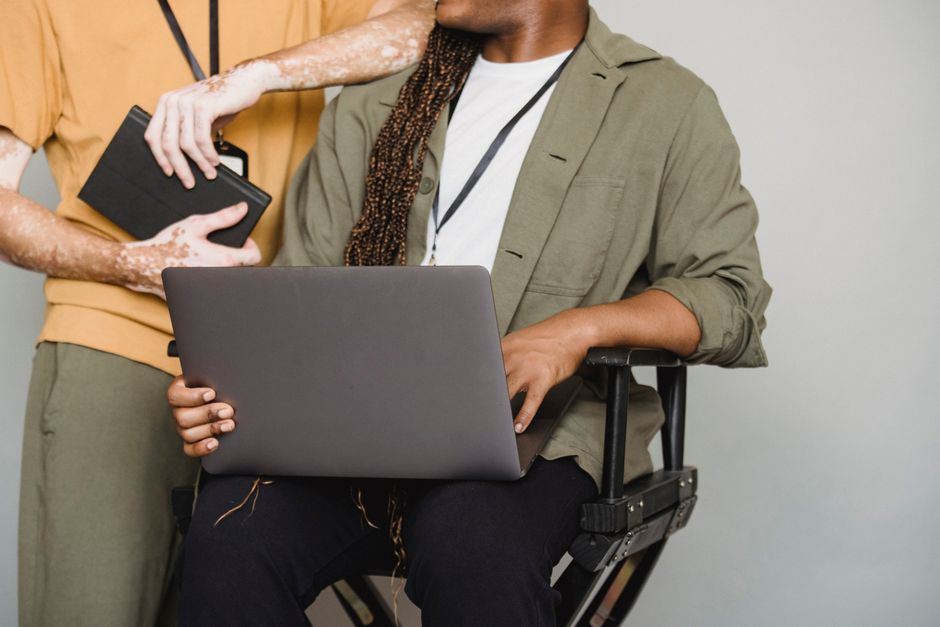 Community manager freelance : 5 formations courtes pour trouver des partenaires