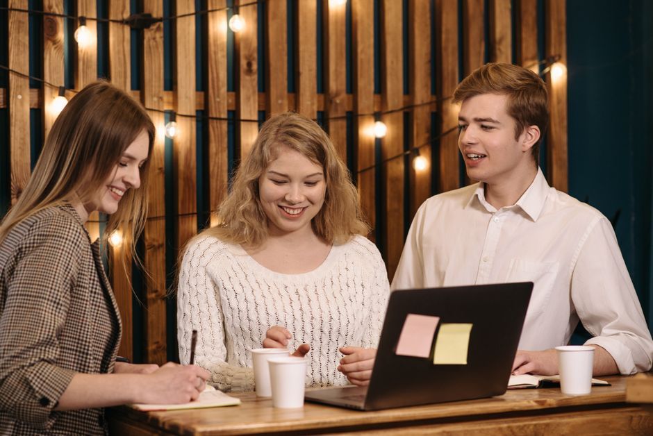 Entraide freelance : 3 communautés qui changent la donne