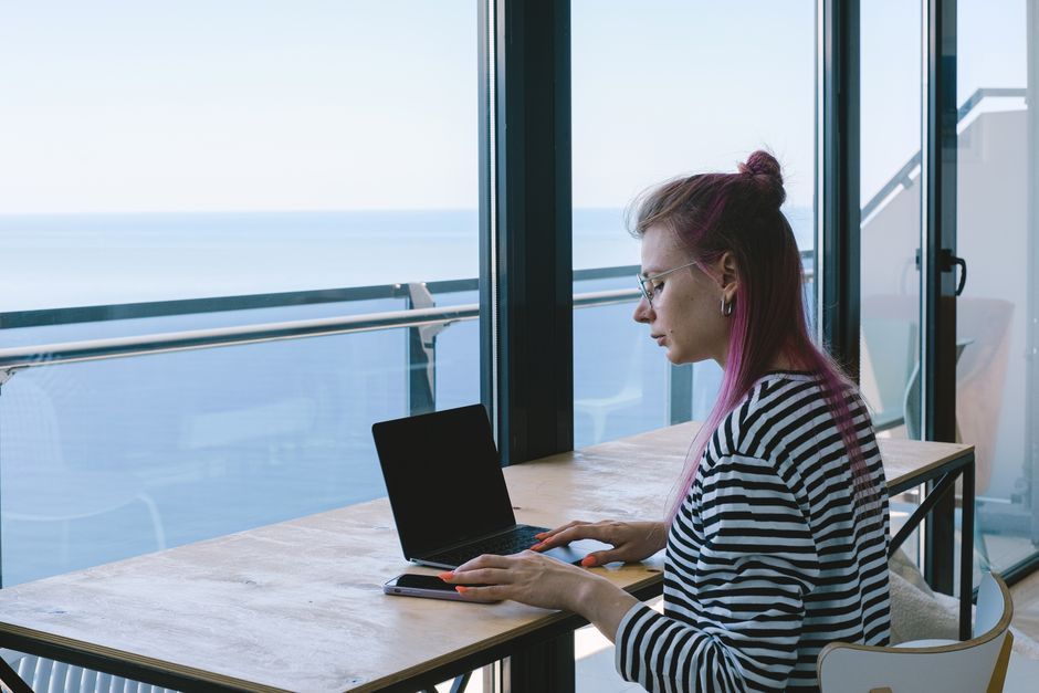 Freelance solo mais pas isolé : comment trouver des partenaires de projet en ligne